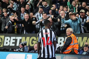Newcastle United 'ın 14 numaralı Alexander Isak, 27 Eylül 202' de St. James 's Park, Newcastle, İngiltere' de oynanan Carabao Kupası üçüncü tur karşılaşmasında 1-0 'lık galibiyetini kutluyor.