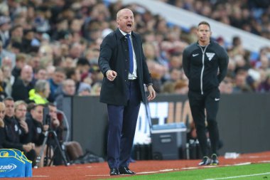 Everton teknik direktörü Sean Dyche, 27 Eylül 202 'de İngiltere' nin Birmingham kentinde oynanan Carabao Kupası üçüncü tur karşılaşmasında oyuncularına bağırıyor.