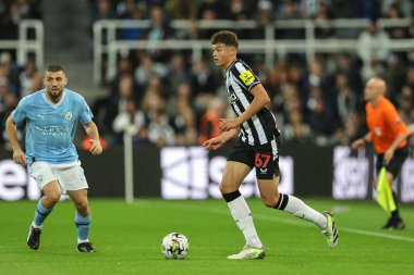 Newcastle United takımının 67 numaralı oyuncusu Newcastle United 'ın 27 Eylül 202' de St. James 's Park, Newcastle' da oynanan üçüncü tur karşılaşmasında topu bırakıyor.
