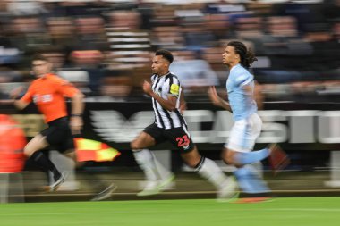 Newcastle United 'dan Jacob Murphy # 23 ve Manchester City' den Nathan Ak # 6 Carabao Kupası üçüncü tur karşılaşmasında topu kovaladı Newcastle United Manchester City 'ye karşı St. James' s Park, Newcastle, Birleşik Krallık, 27 Eylül 2023