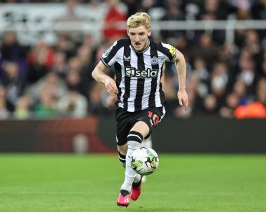 Newcastle United takımından Anthony Gordon, Newcastle Park, Newcastle 'da Newcastle United' a karşı oynanan üçüncü tur karşılaşmasında topa vuruyor.