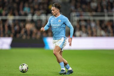 Manchester City 'den Jack Grealish 23 Eylül 202' de St.James 's Park, Newcastle' da oynanan Newcastle United üçüncü tur karşılaşmasında topu bırakıyor.