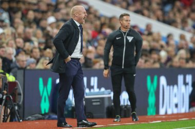 Everton teknik direktörü Sean Dyche, 27 Eylül 202 'de İngiltere' nin Birmingham kentinde oynanan Carabao Kupası üçüncü tur karşılaşmasında oyuncularına bağırıyor.