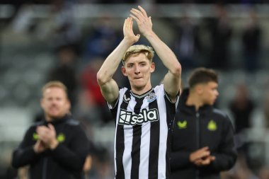 Newcastle United takımının 10 numarası Anthony Gordon, 27 Eylül 202 'de St. James' s Park, Newcastle, İngiltere 'de oynanan Carabao Kupası üçüncü tur karşılaşmasında takımını 1-0 kazanırken alkışlıyor.