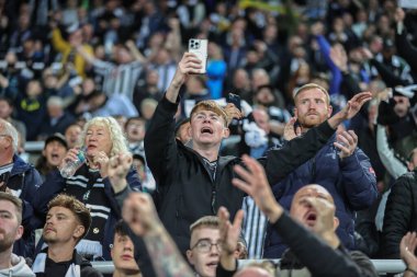 Newcastle taraftarları, Newcastle United 'ın 27 Eylül 202' de St. James 's Park, Newcastle' da oynanan üçüncü tur karşılaşmasında takımlarını 1-0 kazanırken alkışlıyorlar.
