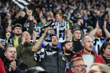 Newcastle taraftarları, Newcastle United 'ın 27 Eylül 202' de St. James 's Park, Newcastle' da oynanan üçüncü tur karşılaşmasında takımlarını 1-0 kazanırken alkışlıyorlar.