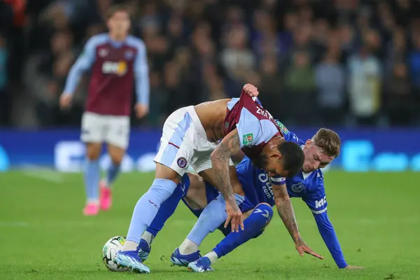 Douglas Luiz Aston Villa James Garner Everton Battle Ball Carabao — Stock Photo, Image