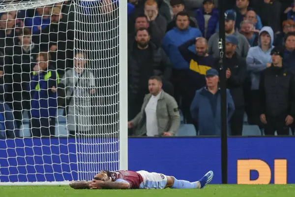 Douglas Luiz Aston Villa Abatido Después Que Tiro Pasa Por —  Fotos de Stock