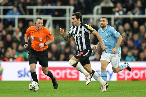 stock image Sandro Tonali #8 of Newcastle United breaks with the ball during the Carabao Cup Third Round match Newcastle United vs Manchester City at St. James's Park, Newcastle, United Kingdom, 27th September 202