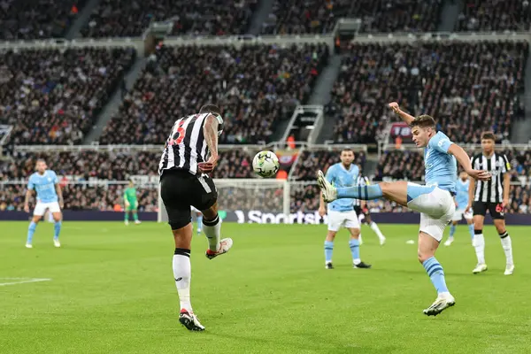 Jamaal Lascelles Newcastle United Clears Ball Julin Lvarez Manchester City — Stock Photo, Image
