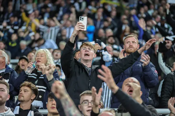 Los Fanáticos Newcastle Aplauden Equipo Mientras Ganan Durante Partido Tercera — Foto de Stock