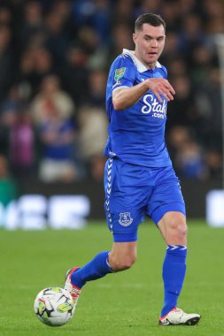 Everton 'dan Michael Keane # 5 numaralı Carabao Kupası üçüncü tur karşılaşmasında topu atıyor. Aston Villa, Everton' a karşı Villa Park, Birmingham, Birleşik Krallık, 27 Eylül 202