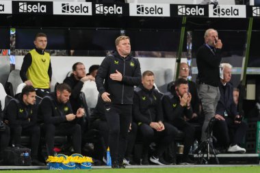 Newcastle United takımının teknik direktörü Eddie Howe, Newcastle United 'ın 27 Eylül 202' de St. James 's Park, Newcastle' da oynanan Carabao Kupası üçüncü tur karşılaşmasında kazandığı 1-0 'lık galibiyeti kutluyor.