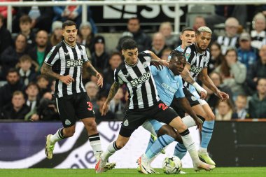 Newcastle United 'dan Miguel Almirn # 24 Carabao Cup 3. tur karşılaşmasında Manchester City' den Jrmy Doku # 11 'i yendi. Newcastle United, Manchester City' ye karşı, St. James 's Park, Newcastle, İngiltere, 27 Eylül 2023