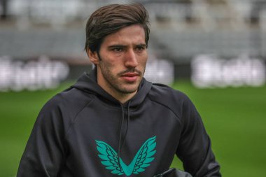 Newcastle United takımından Sandro Tonali, Newcastle City 'nin 27 Eylül 202' de St. James 's Park, Newcastle' da oynanan Carabao Kupası üçüncü tur karşılaşmasında yerini aldı.