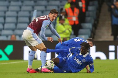 Nicol Zaniolo # 22 Aston Villa ve Amadou Onana # 8 Everton # Carabao Kupası 3. tur karşılaşmasında top için mücadele ediyor Aston Villa Everton 'a karşı Villa Parkı, Birmingham, Birleşik Krallık, 27 Eylül 2023