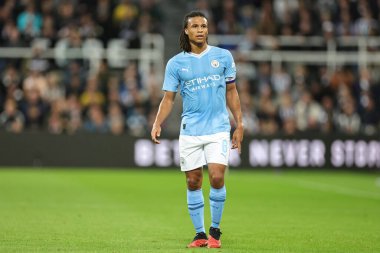 Manchester City 'den Nathan Ak # 6 takımı Carabao Kupası üçüncü tur karşılaşmasında takım talimatlarını veriyor. Newcastle United, Manchester City' ye karşı, St. James 's Park, Newcastle, İngiltere, 27 Eylül 2023