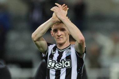 Newcastle United takımının 10 numarası Anthony Gordon, 27 Eylül 202 'de St. James' s Park, Newcastle, İngiltere 'de oynanan Carabao Kupası üçüncü tur karşılaşmasında takımını 1-0 kazanırken alkışlıyor.