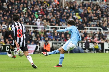 Manchester City 'den 82 numaralı Rico Lewis, 27 Eylül 202' de St. James 's Park, Newcastle, İngiltere' de oynanan Carabao Kupası üçüncü tur karşılaşmasında kale atışı yaptı ve köşesine çekildi.