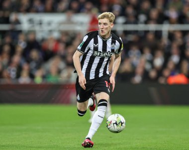 Newcastle United takımından Anthony Gordon, Newcastle Park, Newcastle 'da Newcastle United' a karşı oynanan üçüncü tur karşılaşmasında topa vuruyor.