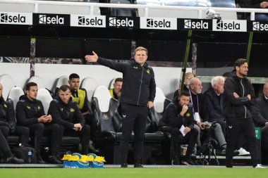 Newcastle United takımının teknik direktörü Eddie Howe, Carabao Kupası üçüncü tur karşılaşmasında takım talimatlarını verir. Newcastle United, Manchester City 'ye karşı St. James' s Park, Newcastle, İngiltere, 27 Eylül 202