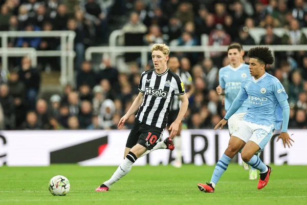 Newcastle United takımından Anthony Gordon, Newcastle Park, Newcastle 'da Newcastle United' a karşı oynanan üçüncü tur karşılaşmasında topa vuruyor.