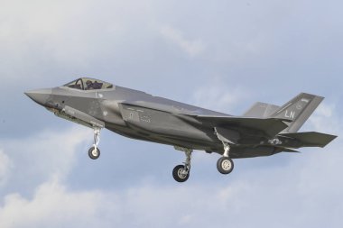 Bir USAF Lockheed Martin F-35 Lightning II RAF Lakenheath, Lakenheath, İngiltere 'ye inmeye hazırlanıyor, 3 Ekim 202
