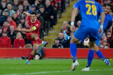Liverpool 'un 66 numaralı oyuncusu Trent Alexander-Arnold, Liverpool-Union Saint-Gilloise kalecisinin UEFA Avrupa Ligi karşılaşmasında Liverpool-Union Saint-Gilloise maçı sırasında Liverpoo' da Ryan Gravenberch # 38 'e topu kaptırmasına neden oldu.