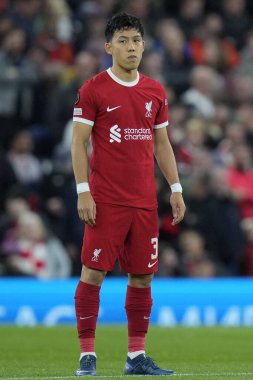 Liverpool 'dan Wataru Endo # 3 UEFA Avrupa Ligi karşılaşmasından önce Anfield, Liverpool, İngiltere, 5 Ekim 202' de Liverpool-Union Saint-Gilloise maçında ısınıyor.