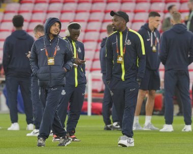 Union Saint-Gilloise oyuncuları, 5 Ekim 202 tarihinde İngiltere 'nin Liverpool kentinde oynanan Liverpool-Union Saint-Gilloise maçından önce sahaya bakmaktadır.