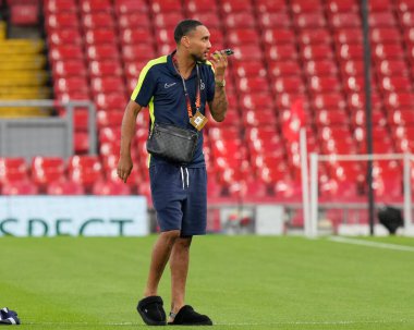 Union Saint-Gilloise 'den Loc Lapoussin 5 Ekim 2023 tarihinde İngiltere' nin Liverpool kentinde oynanan Liverpool-Union Saint-Gilloise maçından önce sahaya bakıyor.