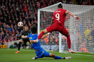 Liverpool 'dan Darwin Nez # 9, 5 Ekim 2023' te İngiltere 'nin Liverpool kentinde oynanan Liverpool-Union Saint-Gilloise maçında topu çaprazlıyor.