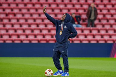 Union Saint-Gilloise 'den Noah Sadiki 5 Ekim 202' de Liverpool, Liverpool 'da Liverpool-Union Saint-Gilloise maçından önce sahayı incelerken selfie çekiyor.