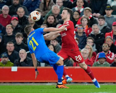 Union Saint-Gilloise 'den Alessio Castro-Montes # 21 UEFA Avrupa Ligi maçı sırasında Liverpool' un 20 numarası Diogo Jota ile Anfield, Liverpool, İngiltere 'de 5 Ekim 202' de oynanan Saint-Gilloise maçında top için mücadele eder.
