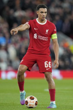 UEFA Avrupa Ligi maçı sırasında Liverpool 'dan Trent Alexander-Arnold # 66 jestleri Anfield, Liverpool' da Liverpool - Union Saint-Gilloise maçı, 5 Ekim 202