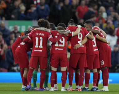 Liverpool oyuncuları, 5 Ekim 202 'de İngiltere' nin Liverpool kenti Anfield 'da oynanan Liverpool-Union Saint-Gilloise maçında UEFA Avrupa Ligi karşılaşmasına katılmadan önce bir araya geldiler.