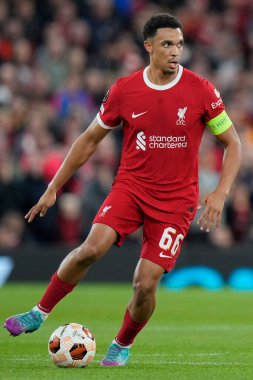 Liverpool 'dan Trent Alexander-Arnold # 66 UEFA Avrupa Ligi maçı sırasında Anfield, Liverpool, İngiltere' de Liverpool-Saint-Gilloise maçında topla koşuyor.