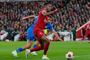 Liverpool 'dan Ryan Gravenberch # 38 UEFA Avrupa Ligi maçı sırasında Charles Vanhoutte # 24 Union Saint-Gilloise' in baskısı altında Anfield, Liverpool, Birleşik Krallık 'ta Liverpool' a karşı 5 Ekim 202