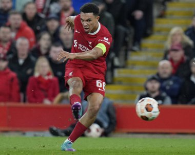 Liverpool 'dan Trent Alexander-Arnold # 66 UEFA Avrupa Ligi maçı sırasında İngiltere' nin Liverpool kentinde oynanan 5 Ekim 202 'de Liverpool-Union Saint-Gilloise maçında Union Saint-Gilloise maçında şut çekti.