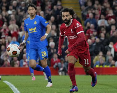 Liverpool 'dan Mohamed Salah # 11 UEFA Avrupa Ligi maçı sırasında Anfield, Liverpool, İngiltere' de Liverpool-Saint-Gilloise maçında topu kaybetti.