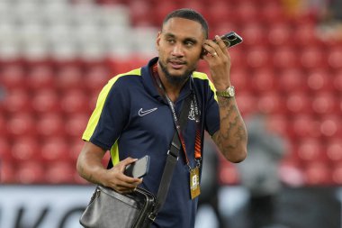 Union Saint-Gilloise 'den Loc Lapoussin 5 Ekim 2023 tarihinde İngiltere' nin Liverpool kentinde oynanan Liverpool-Union Saint-Gilloise maçından önce sahaya bakıyor.