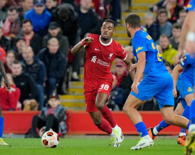 Liverpool 'dan Ryan Gravenberch # 38, UEFA Avrupa Ligi Liverpool-Union Saint-Gilloise maçında Charles Vanhoutte # 24 Union Saint-Gilloise ile Anfield, Liverpool, İngiltere' de 5 Ekim 202 'de oynanan karşılaşma için yarışır.