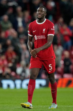 Liverpool 5 numaralı İbrahima Konat, 5 Ekim 2023 tarihinde İngiltere 'nin Liverpool kentinde oynanan Liverpool-Union Saint-Gilloise maçı sonrasında taraftarları selamlıyor.