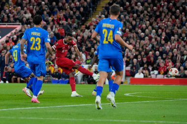 Liverpool 'dan Ryan Gravenberch # 38 UEFA Avrupa Ligi maçı sırasında Anfield, Liverpool, İngiltere' de Liverpool-Saint-Gilloise maçında gol atarken, 5 Ekim 202