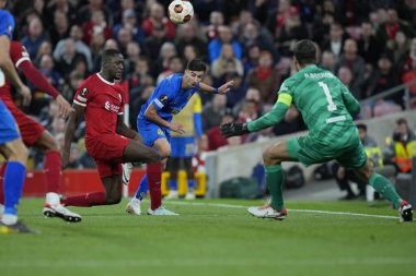 Union Saint-Gilloise 'den Muhammed Amoura 5 Ekim 202' de İngiltere 'nin Liverpool kentinde oynanan Liverpool-Union Saint-Gilloise maçında topu çaprazladı.