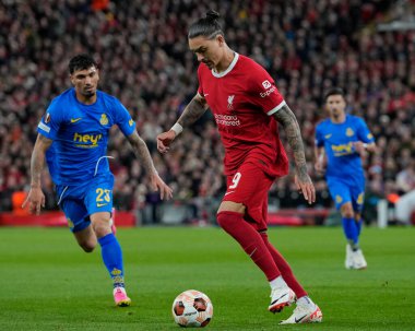 Liverpool 'lu Darwin Nez # 9 numara, UEFA Avrupa Ligi Liverpool-Union Saint-Gilloise maçı sırasında 5 Ekim 2023' te Anfield, Liverpool, Birleşik Krallık 'ta oynanan UEFA Saint-Gilloise maçında Cameron Puertas # 23' ün baskısı altında.