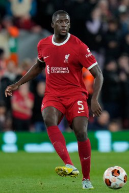 Liverpool 5 numaralı İbrahima Konat, 5 Ekim 2023 tarihinde İngiltere 'nin Liverpool kentinde oynanan Liverpool-Union Saint-Gilloise maçında pas attı.