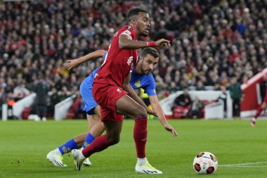 Liverpool 'dan Ryan Gravenberch # 38 UEFA Avrupa Ligi maçı sırasında Charles Vanhoutte # 24 Union Saint-Gilloise' in baskısı altında Anfield, Liverpool, Birleşik Krallık 'ta Liverpool' a karşı 5 Ekim 202