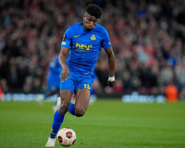 Kevin Rodrguez # 13 Union Saint-Gilloise UEFA Avrupa Ligi maçı sırasında Anfield, Liverpool, İngiltere 'de 5 Ekim 2023' te Liverpool-Union Saint-Gilloise maçında top sürüyor.