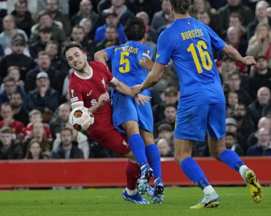Kevin Mac Allister # 5 Union Saint-Gilloise faul yaptı Diogo Jota # 20 Liverpool UEFA Avrupa Ligi maçı sırasında Liverpool - Union Saint-Gilloise Anfield, Liverpool, Birleşik Krallık, 5 Ekim 202